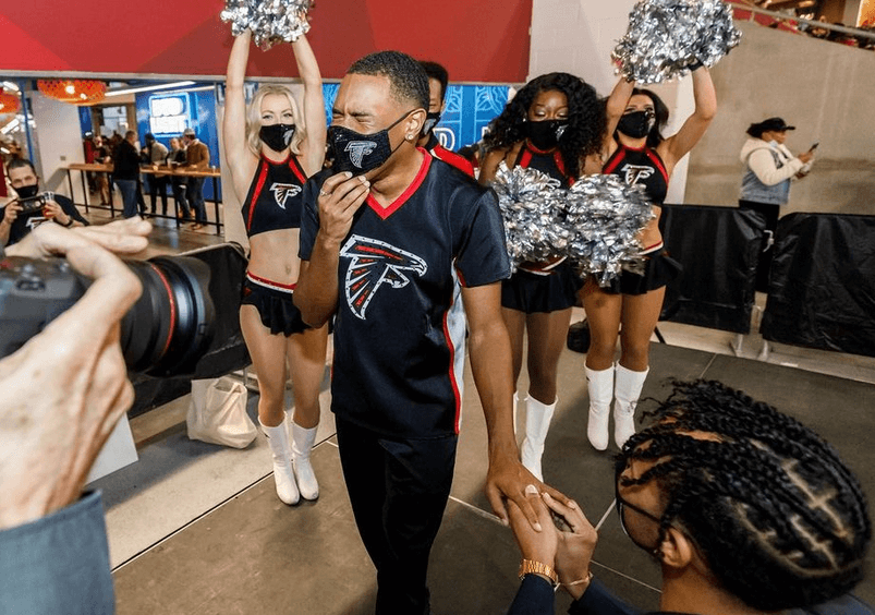 Chiede di sposarlo al fidanzato cheerleader durante una partita di football, le foto - Chiede di sposarlo al fidanzato cheerleader durante una partita di football le foto 3 - Gay.it