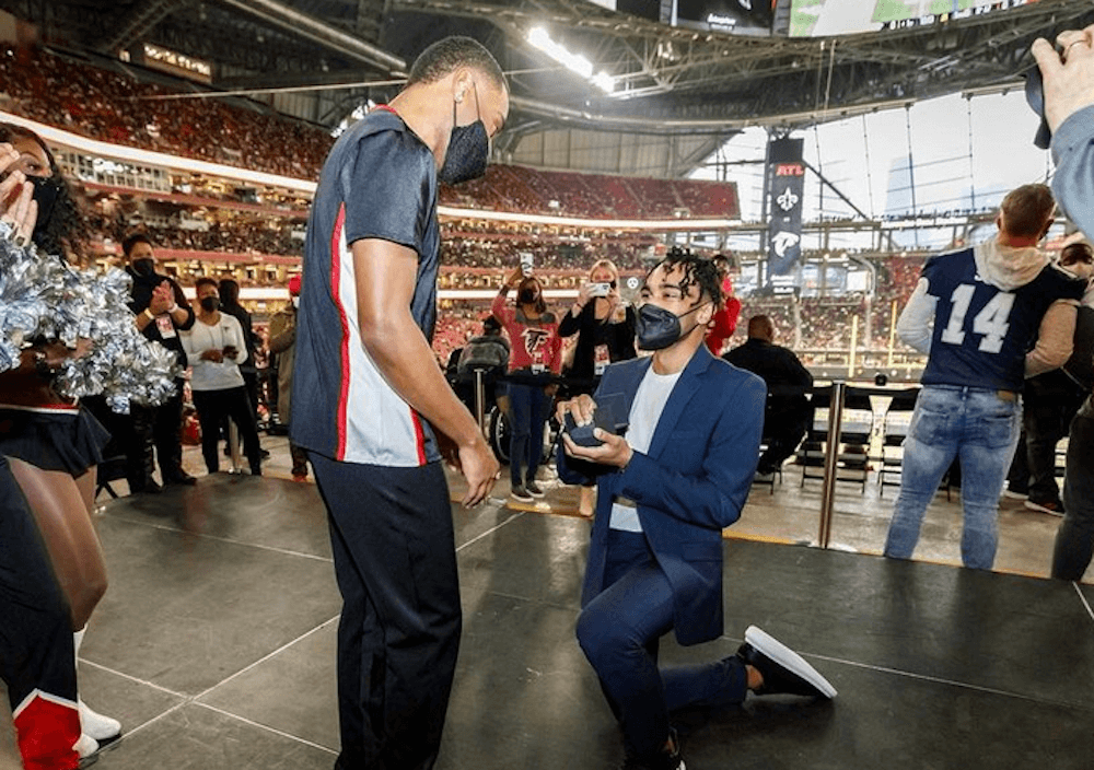 Chiede di sposarlo al fidanzato cheerleader durante una partita di football, le foto