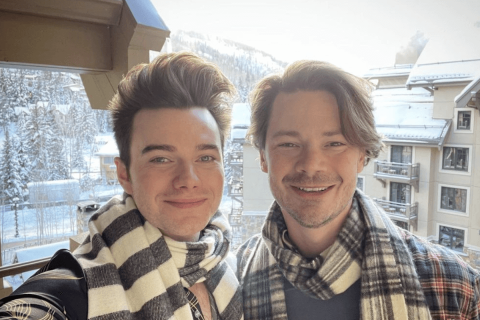 Chris Colfer di Glee festeggia nove anni d’amore con il fidanzato Will Sherrod