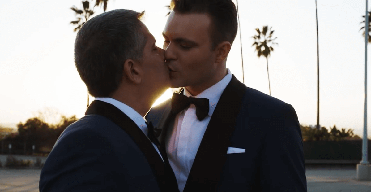 Erik Braverman, dirigente dei Dodgers sposa il fidanzato dentro lo stadio di baseball. Il video è virale - Erik Braverman dirigente dei Dodgers sposa il fidanzato dentro lo stadio di baseball 2 1 - Gay.it