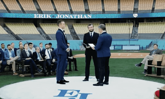 Erik Braverman, dirigente dei Dodgers sposa il fidanzato dentro lo stadio di baseball. Il video è virale - Erik Braverman dirigente dei Dodgers sposa il fidanzato dentro lo stadio di baseball 5 - Gay.it