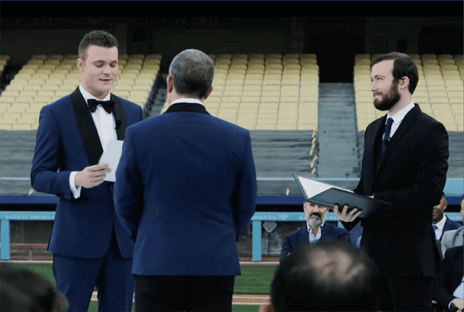 Erik Braverman, dirigente dei Dodgers sposa il fidanzato dentro lo stadio di baseball. Il video è virale - Erik Braverman dirigente dei Dodgers sposa il fidanzato dentro lo stadio di baseball 6 1 - Gay.it