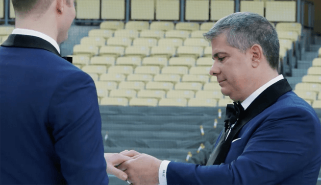Erik Braverman, dirigente dei Dodgers sposa il fidanzato dentro lo stadio di baseball. Il video è virale - Erik Braverman dirigente dei Dodgers sposa il fidanzato dentro lo stadio di baseball 7 - Gay.it