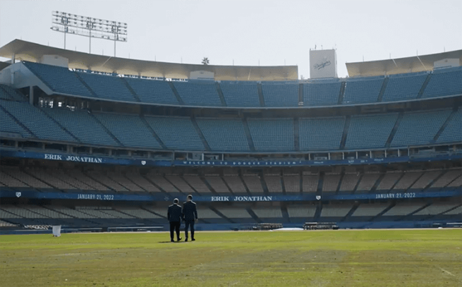 Erik Braverman, dirigente dei Dodgers sposa il fidanzato dentro lo stadio di baseball. Il video è virale - Erik Braverman dirigente dei Dodgers sposa il fidanzato dentro lo stadio di baseball 9 - Gay.it