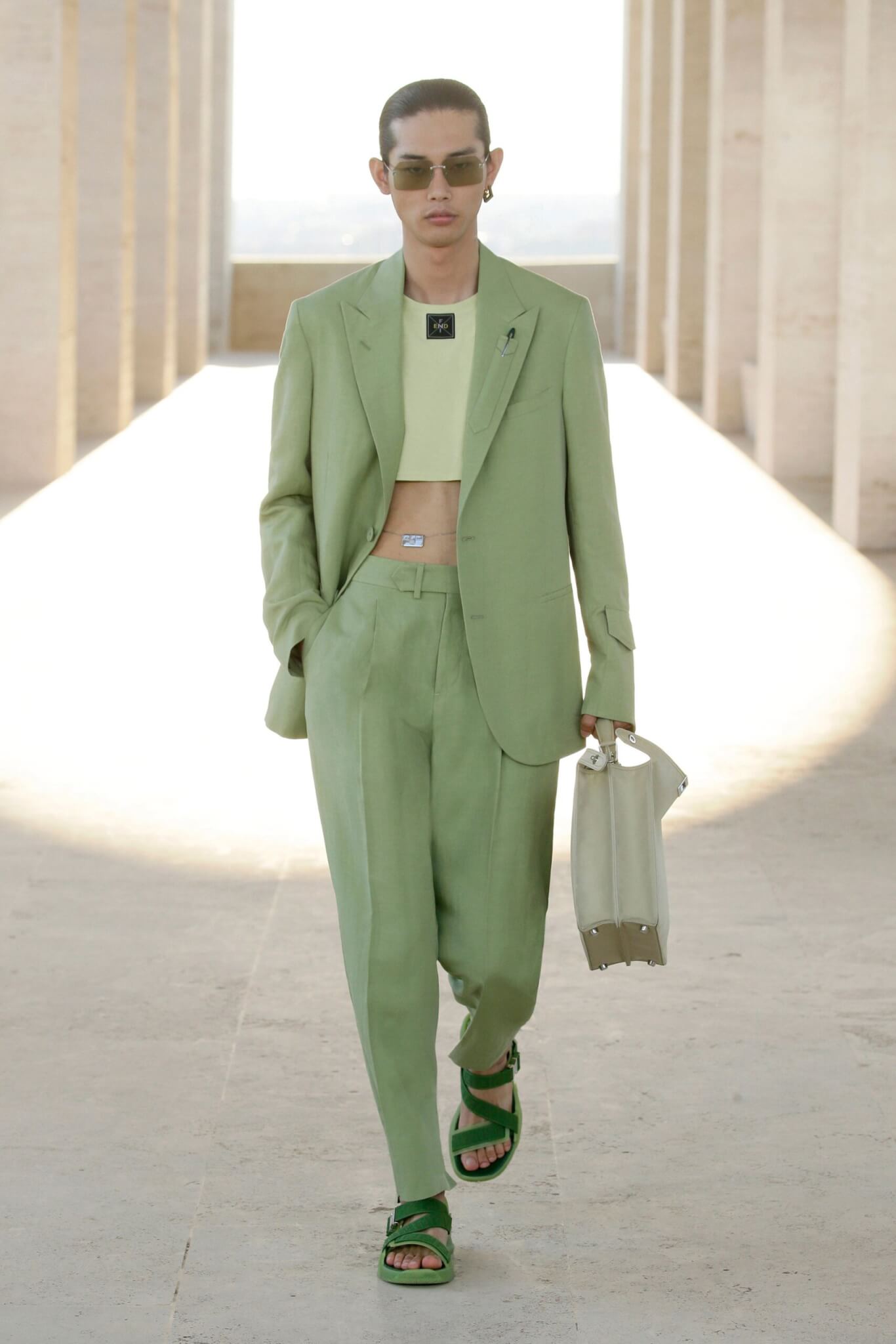 Fendi crop top estate 2022 moda uomo milano fashion week