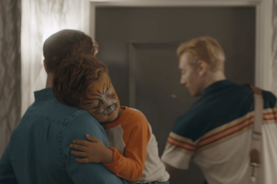 Una dolce famiglia arcobaleno nello spot dell’hotel Hilton, mamme fondamentaliste cristiane all’attacco