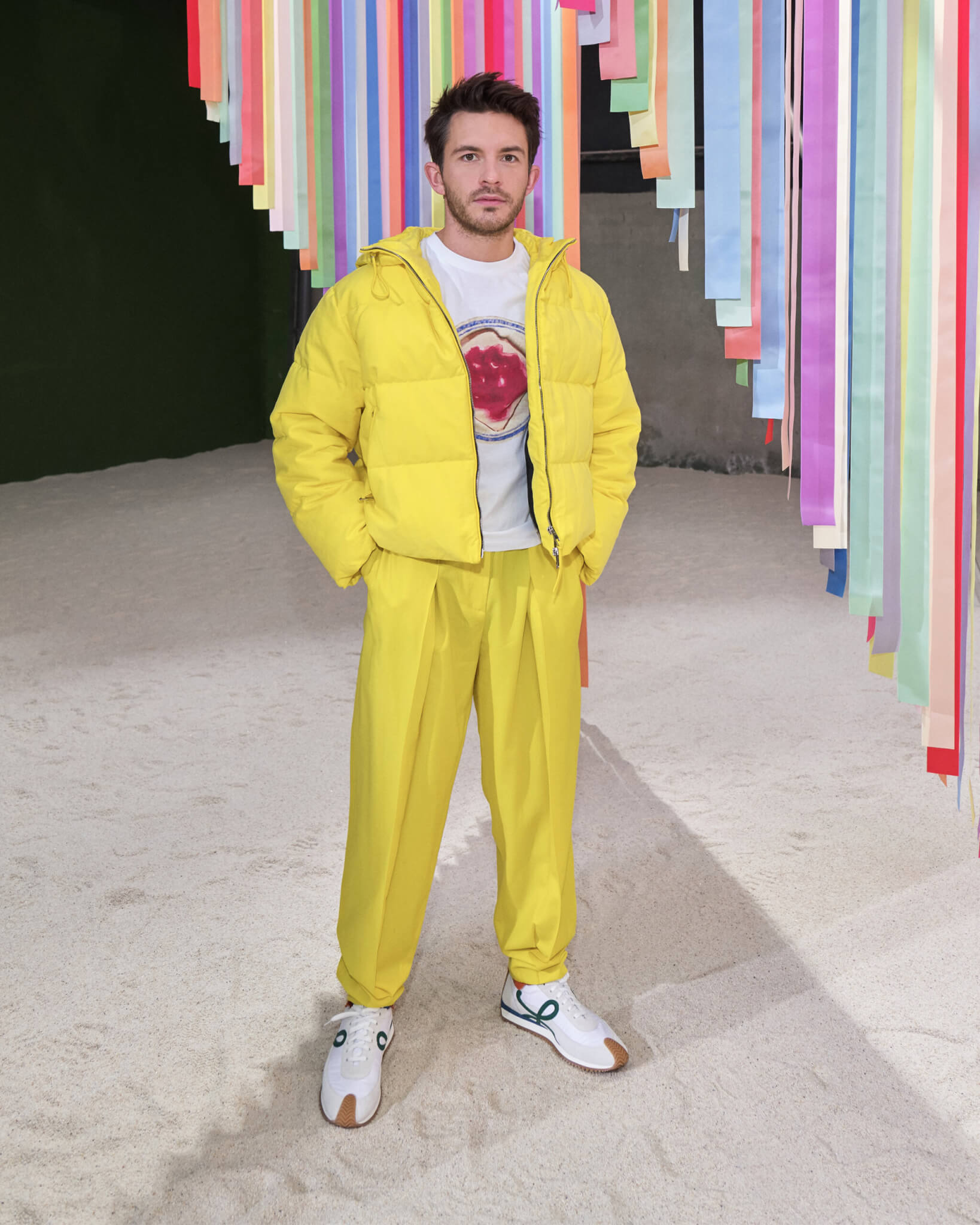 Jonathan Bailey loewe sfilata parigi fall winter 2022 2023 attore gay