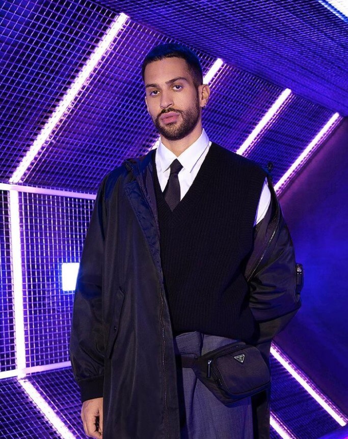 Mahmood prada sfilata uomo milano autunno inverno 2022 cantante gay