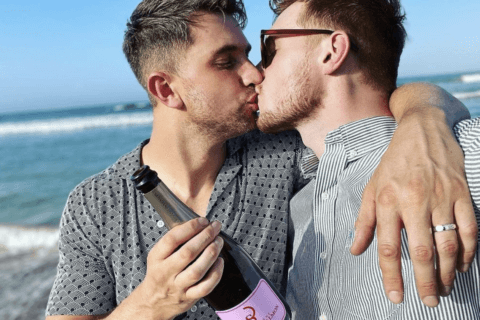 Max Parker e Kris Mochrie si sposano, la romantica proposta di nozze dei due bellissimi attori - VIDEO - Max Parker e Kris Mochrie sposi - Gay.it