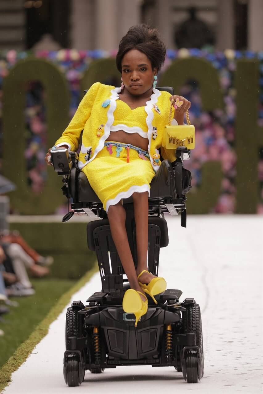 Aaron Phlip modella balck disabile e trans Moschino ss 2022