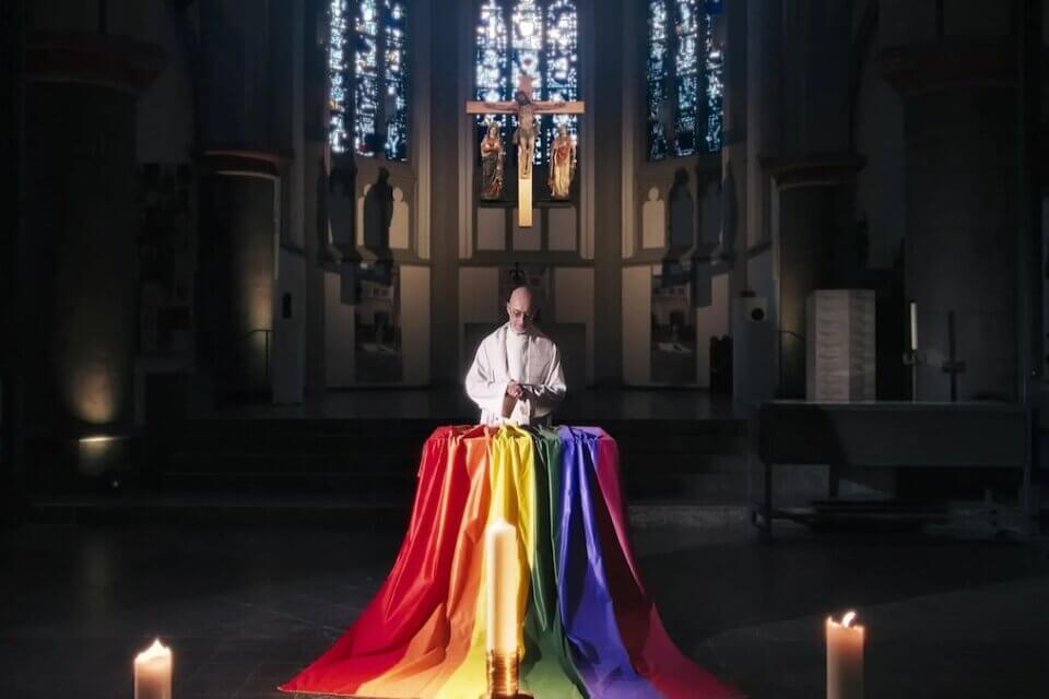 #OutInChurch, 125 dipendenti o collaboratori della Chiesa tedesca fanno coming out in tv