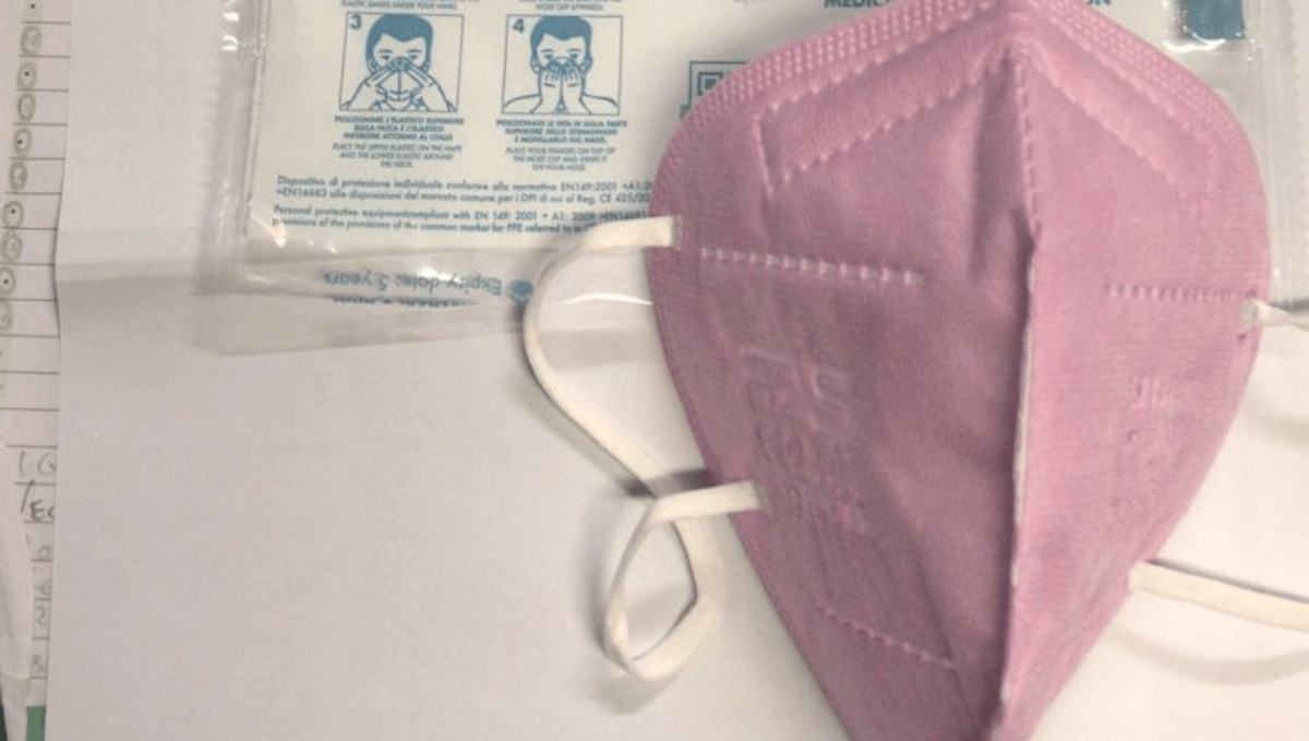 Chi ha paura delle mascherine FFP2 rosa? La polizia italiana