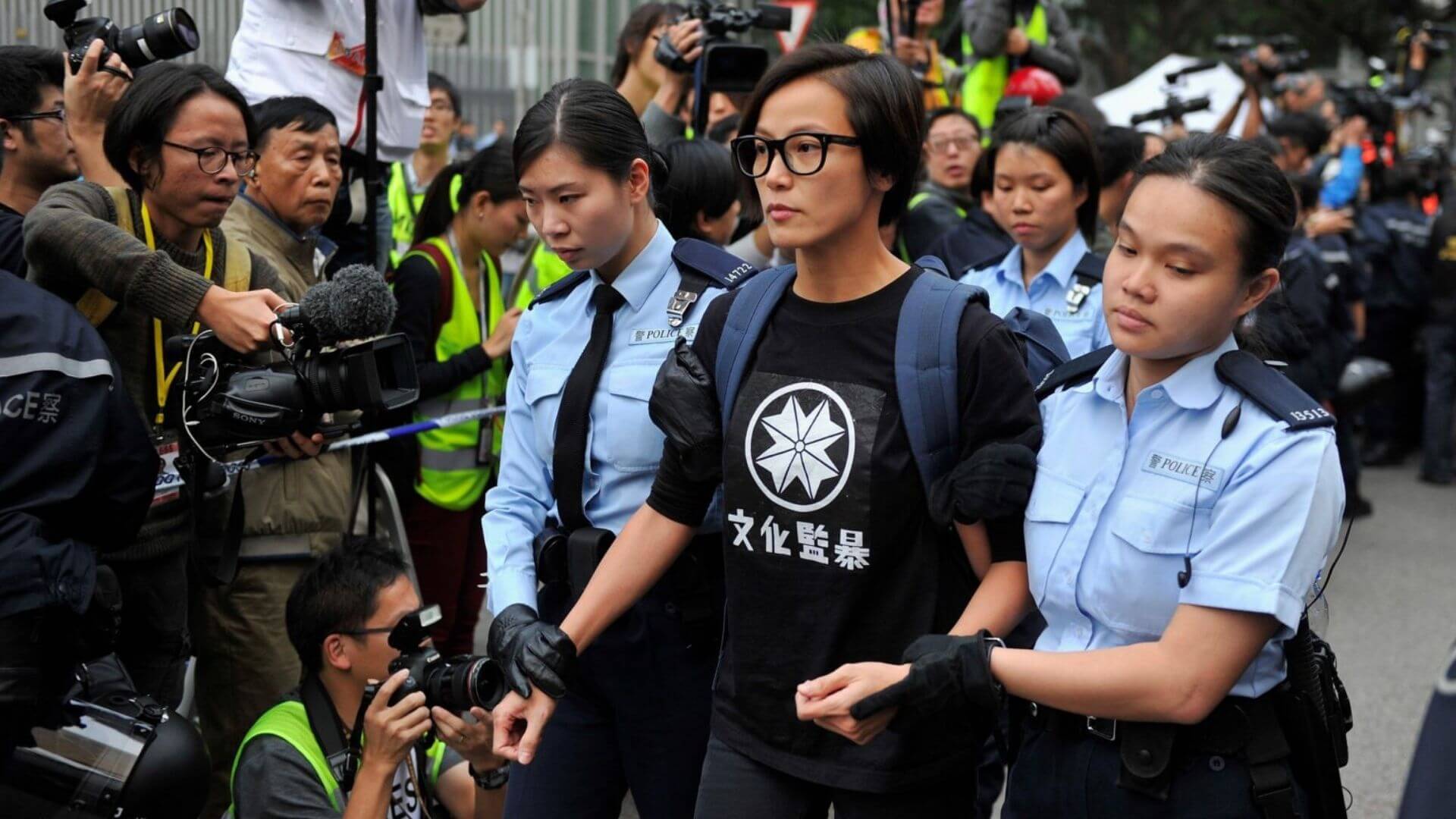 Denise Ho, popstar lesbica, arrestata durante una protesta pro-democrazia a Hong Kong