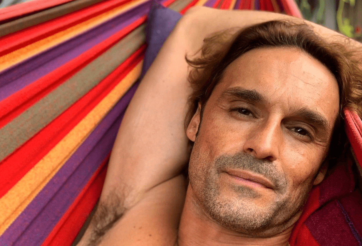 Miguel Bosé, arriva la serie tv sulla sua vita. Ecco chi lo interpreterà - ivan sanchez 2 1 - Gay.it