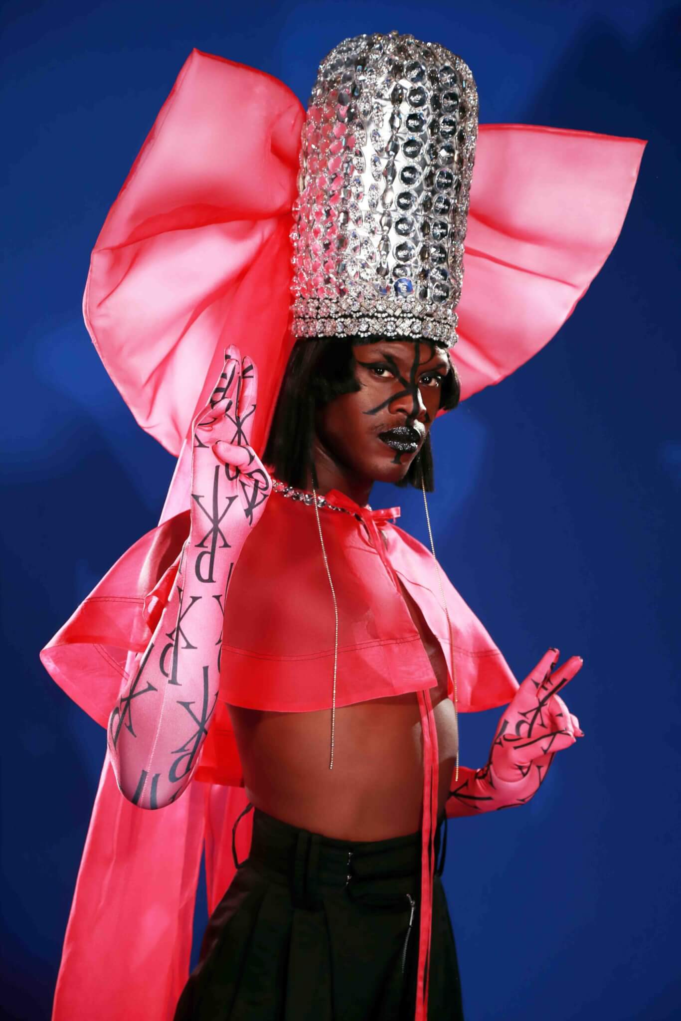 Patrick McDowell: moda, sostenibilità, upcycling e leggerezza - Intervista - msmsmsm scaled - Gay.it
