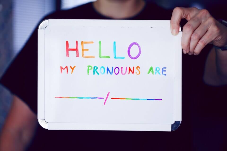 Neopronomi: cosa sono e perché sono importanti per le persone queer