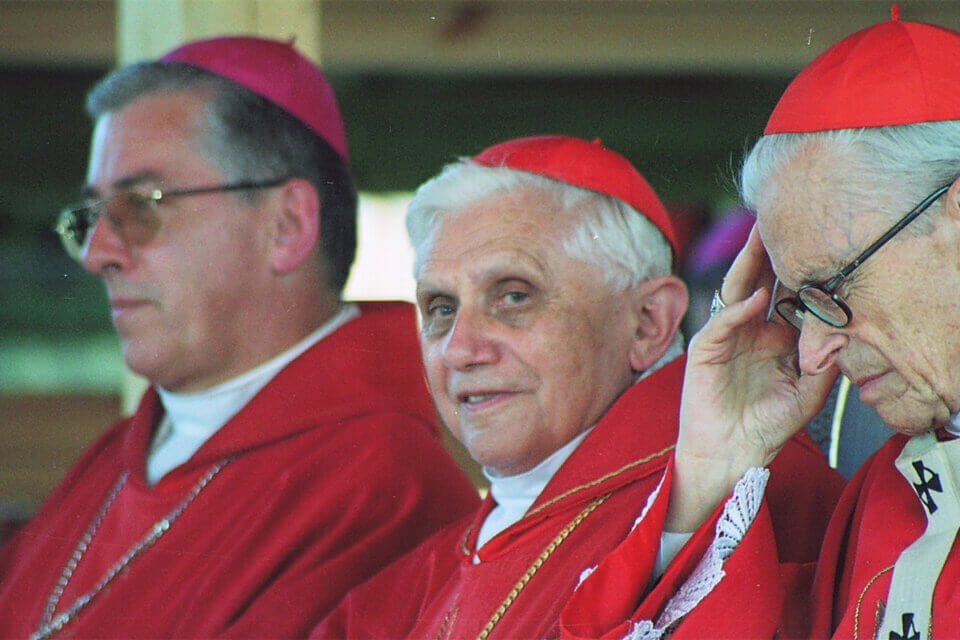Pedofilia: “Ratzinger coprì 23 abusi su minori tra 8 e 16 anni” l’accusa al Papa emerito