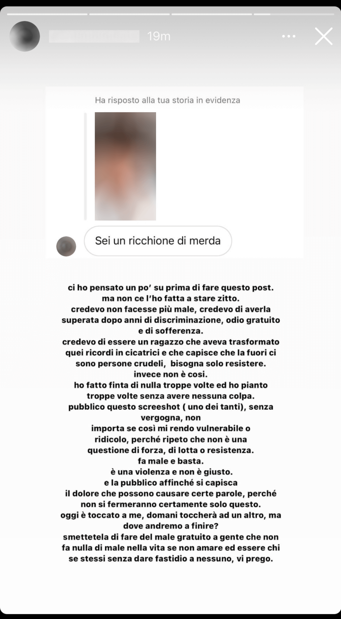 "Sei un ricchi*ne di mer*a", insulti omofobi a un 18enne: "Vi prego smettetela, fa male e basta" - screenshot episodio bullismo - Gay.it