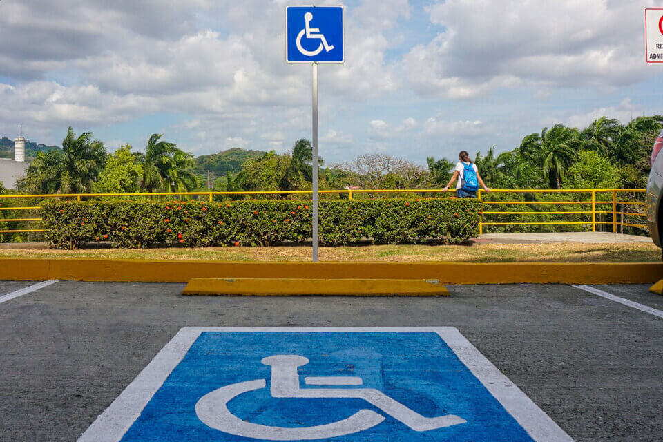 Afragola, poliziotto insulta le persone disabili: “Parcheggiate ovunque, siete più cattivi di noi”