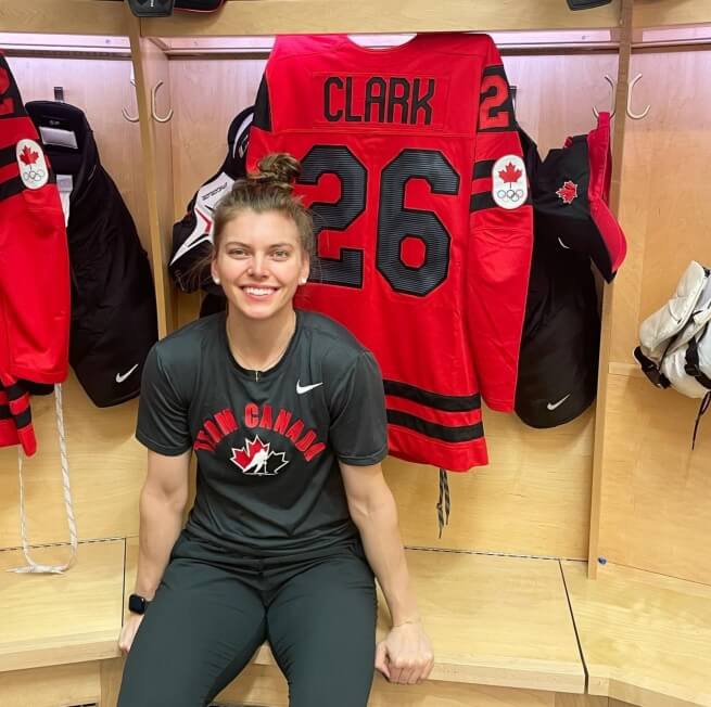 Pechino 2022, al via le Olimpiadi con il record del Canada: 7 giocatrici dichiaratamente queer nell'hockey - 3 emily clark - Gay.it