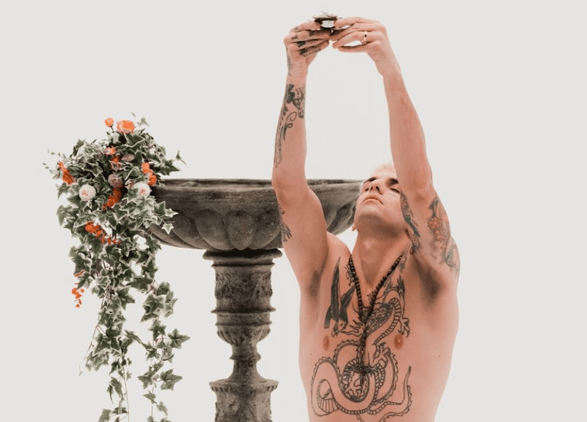 Sanremo 2022, il vescovo Suetta attacca Achille Lauro: “Penoso e insulso, ha profanato la fede cattolica”
