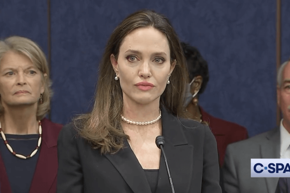 Angelina Jolie in lacrime al Congresso USA: “Approvate la legge contro la violenza sulle donne” – VIDEO