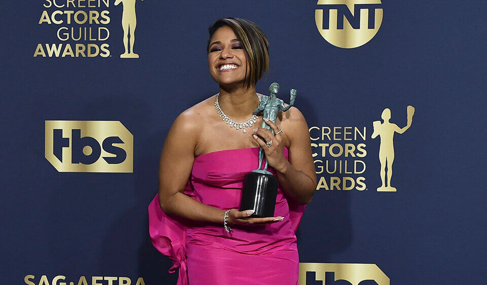 Ariana DeBose nella storia: prima donna queer e nera a vincere i Sag Awards