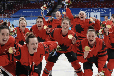 Pechino 2022, è oro olimpico Canada nell'hockey con 7 giocatrici dichiaratamente queer - Canada oro Pechino 2022 - Gay.it