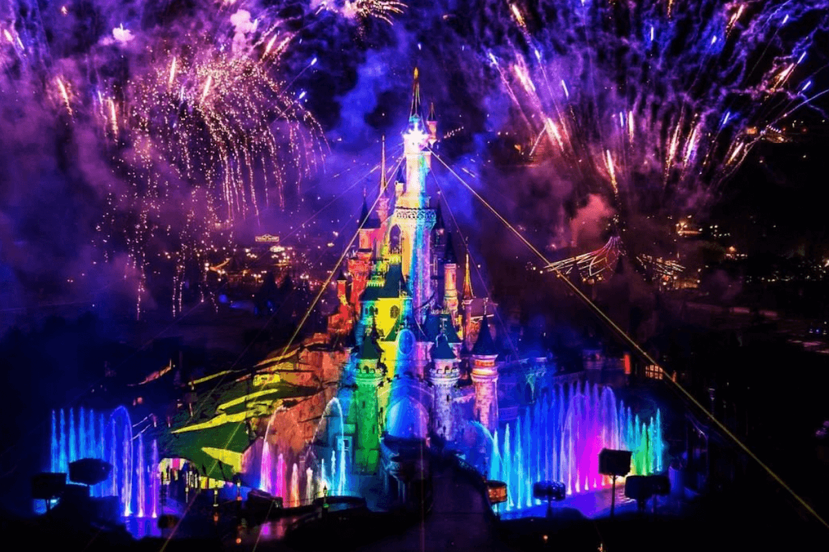 Walt Disney World sfida Ron DeSantis ospitando la più grande conferenza LGBTQ+ al mondo - Disneyland Paris Pride 2022 - Gay.it