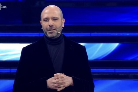 Sanremo 2022, Checco Zalone accusato di transfobia. È bufera social - FKno78gWYAA6dIu - Gay.it