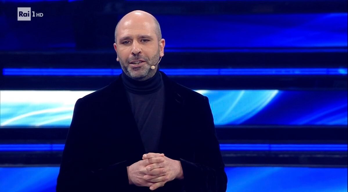 Sanremo 2022, Checco Zalone accusato di transfobia. È bufera social