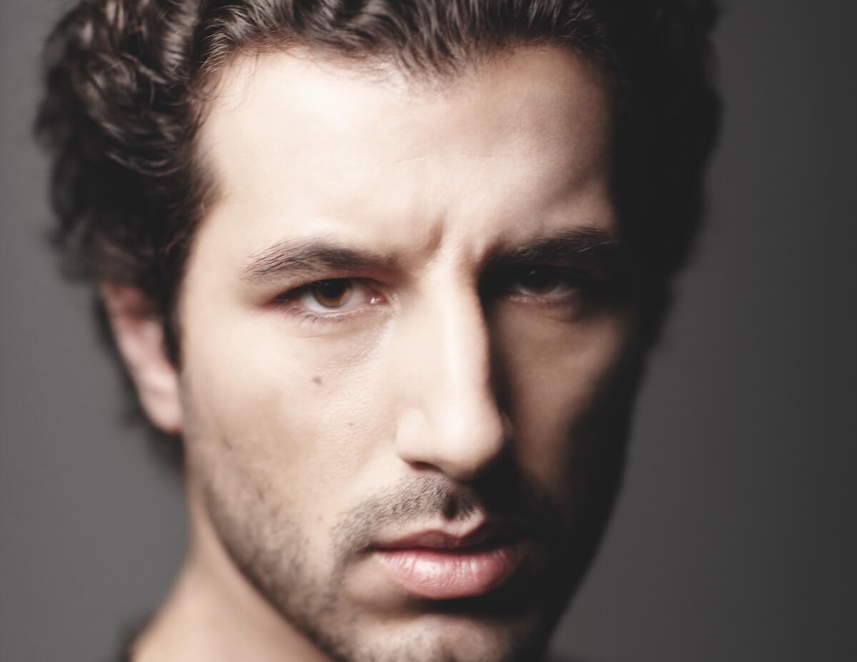 Il Filo Invisibile, intervista a Francesco Scianna tra GPA e cinema queer: “C’è ancora tanta paura, anche nell’arte”