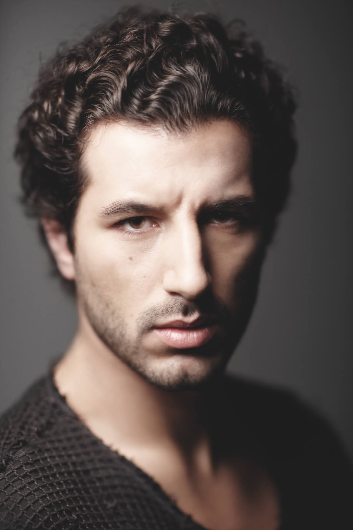 Il Filo Invisibile, intervista a Francesco Scianna tra GPA e cinema queer: "C'è ancora tanta paura, anche nell'arte" - Francesco Scianna ph Giovanni Gastel - Gay.it