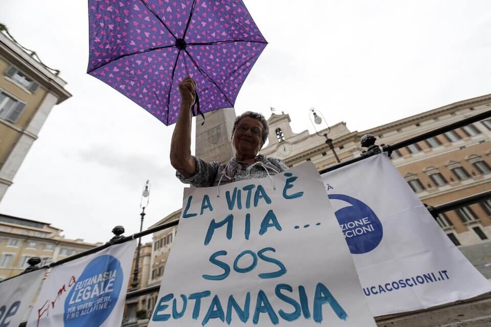 Legge Fine Vita, la Camera approva ma ora sarà battaglia in Senato. Il testo integrale