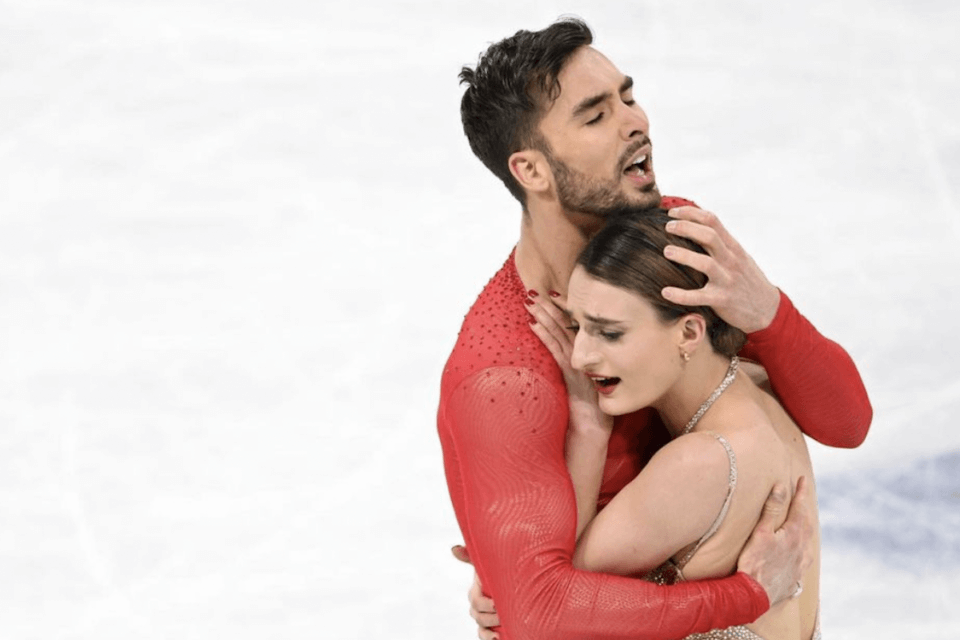 Pechino 2022, dopo il coming out Guillaume Cizeron vince l’oro olimpico con nuovo record del mondo – VIDEO
