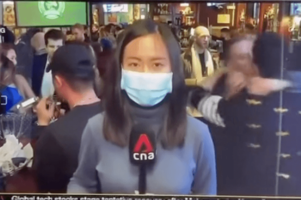 Pechino 2022, primo storico bacio gay in diretta tv a Singapore. Il video è virale