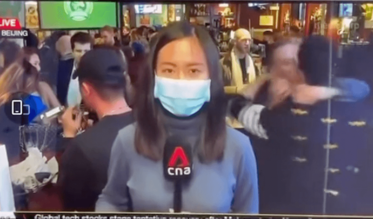 Pechino 2022, primo storico bacio gay in diretta tv a Singapore. Il video è virale