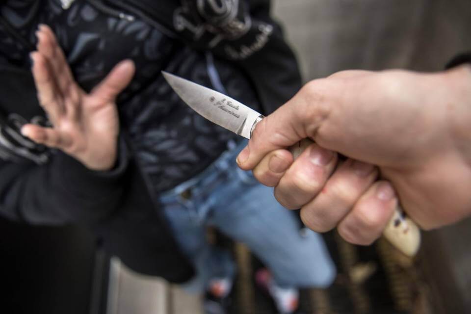 Caserta, infermiere accoltellato dal fratello perché gay