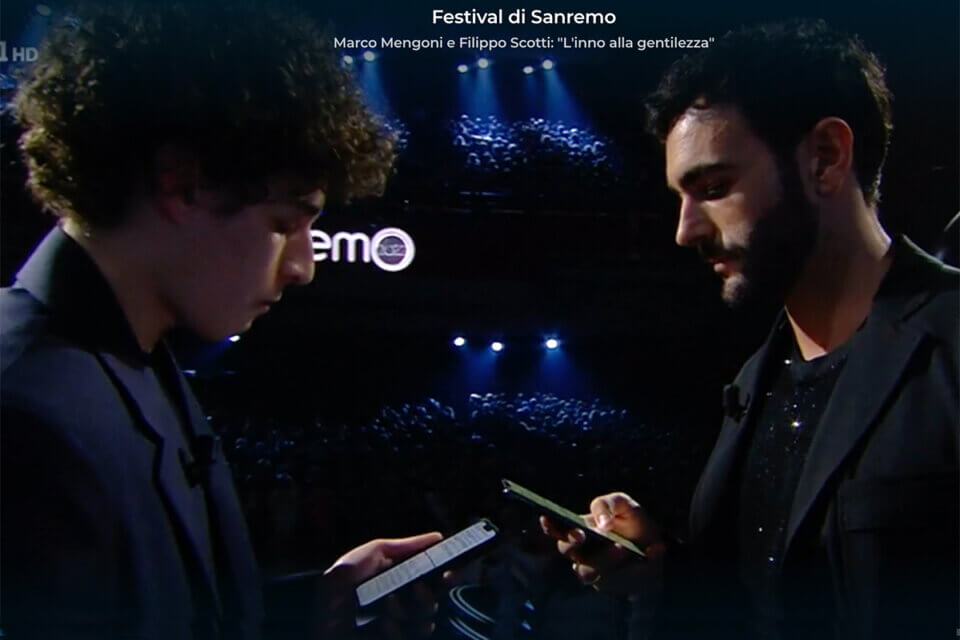 Gli haters, stupendi Marco Mengoni e Filippo Scotti: ‘L’inno alla gentilezza’ a Sanremo 2022 – VIDEO