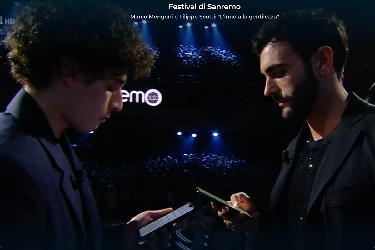 Gli haters, stupendi Marco Mengoni e Filippo Scotti: ‘L’inno alla gentilezza’ a Sanremo 2022 – VIDEO