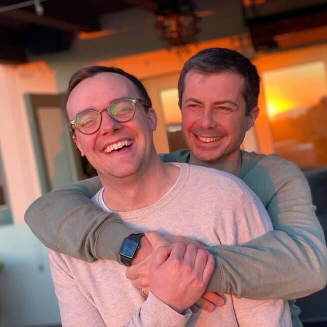 Pete Buttigieg è in testa alle primarie democratiche del 2028, il nuovo sondaggio - mayorpetevalentines 0 - Gay.it