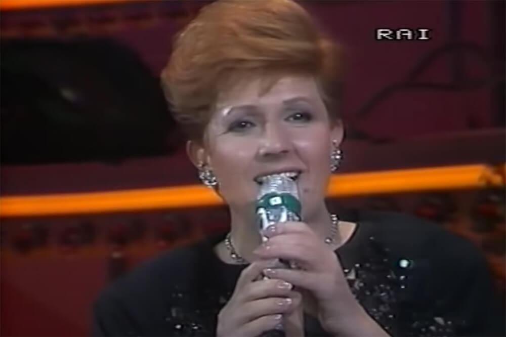 Ricordo da bambino quando Orietta Berti cantò “a voi russi o americani” a Sanremo 1986 – VIDEO