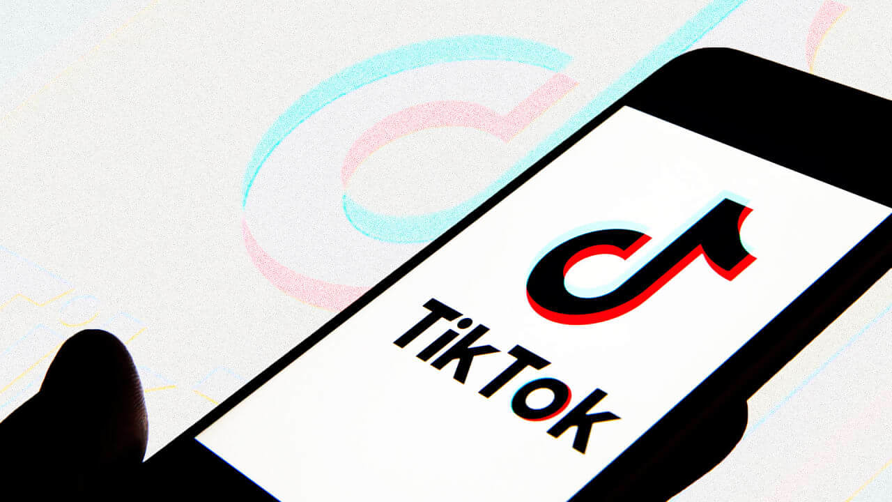 TikTok vieta misgendering e deadnaming: “Vogliamo creare uno spazio più sicuro per la comunità”