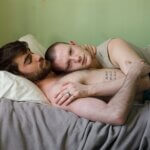 Jess T. Dugan cattura l'intimità queer - Thumbnail