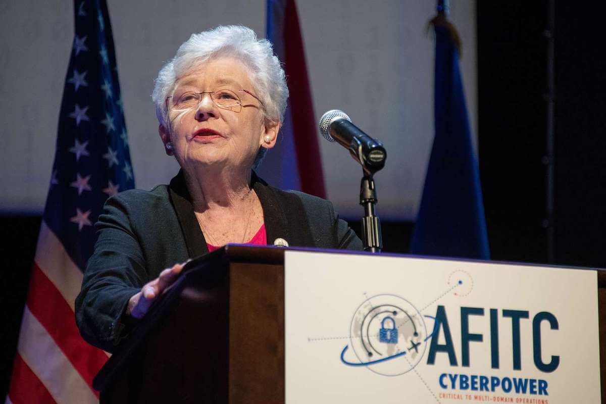 La transfobia istituzionale dilaga negli USA: tutte le leggi presentate Stato per Stato - Alabama governatrice Kay Ivey - Gay.it