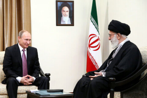 Iran, l'Ayatollah Ali Khamenei difende la Russia: “Occidente ignorante, promuove l’omosessualità” - Ali Khamenei and Vladimir Putin - Gay.it