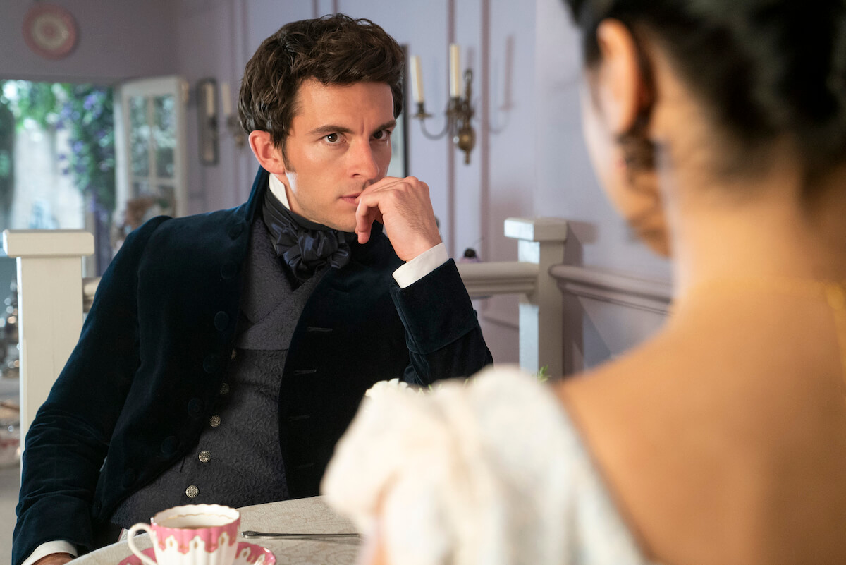 Jonathan Bailey di Bridgerton: "Ti fanno credere che per essere felice devi essere etero, ma non è così" - BRIDGERTON 201 Unit 00409R - Gay.it