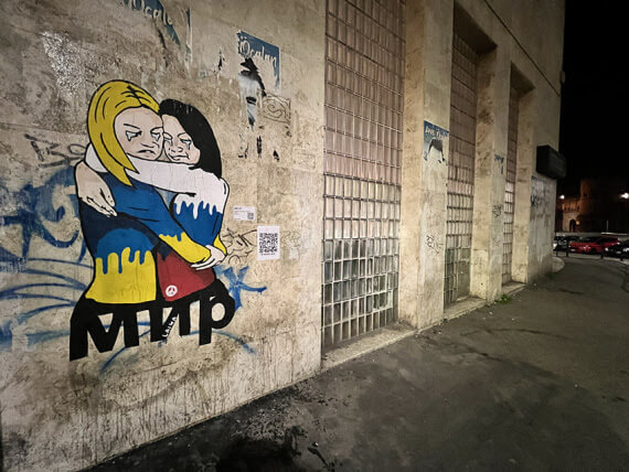 8 marzo, la dedica della street artist Laika alle donne ucraine e russe - Crisi Ucraina Russia La street artist Laika dedica l8 marzo alle donne ucraine e russe 2 - Gay.it
