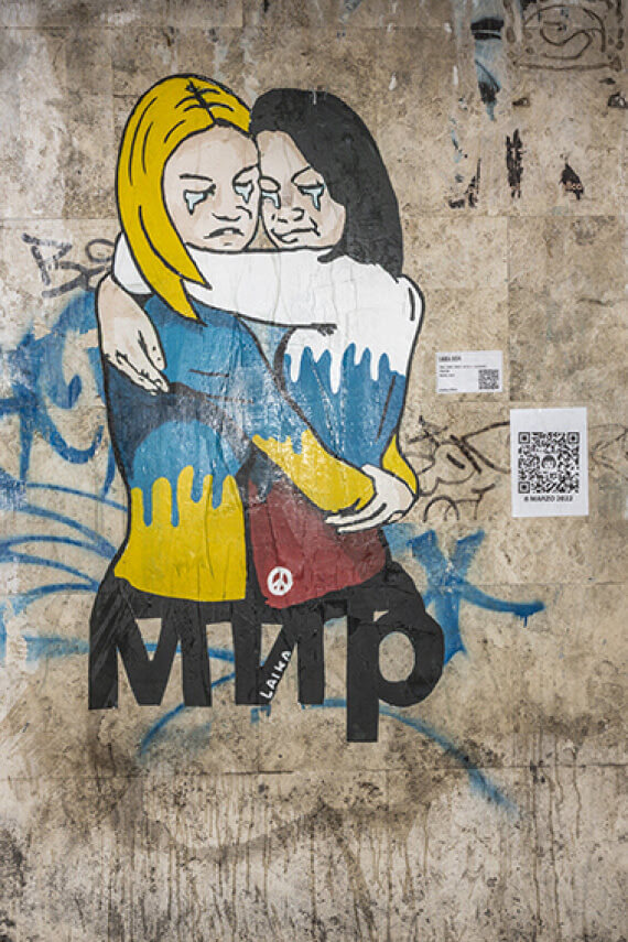 8 marzo, la dedica della street artist Laika alle donne ucraine e russe - Crisi Ucraina Russia La street artist Laika dedica l8 marzo alle donne ucraine e russe - Gay.it