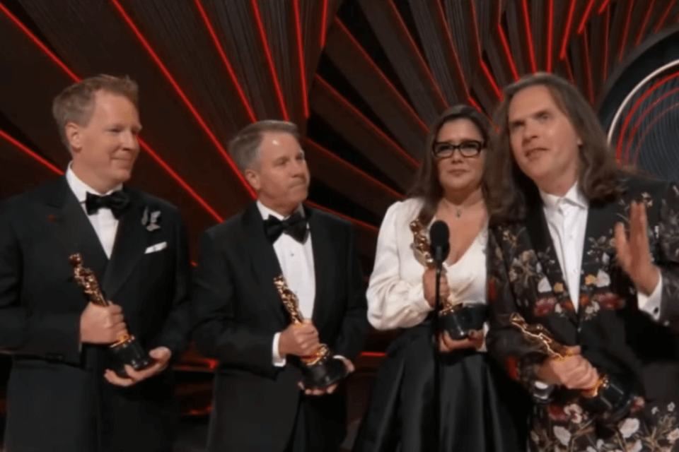Oscar 2022, vince Encanto e il regista Byron Howard dedica la statuetta a suo marito – VIDEO